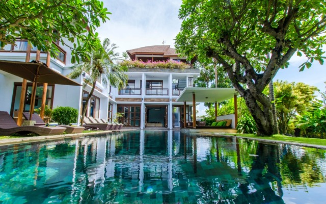 Wonderful 4BR villa 50 meters to the beach Canggu