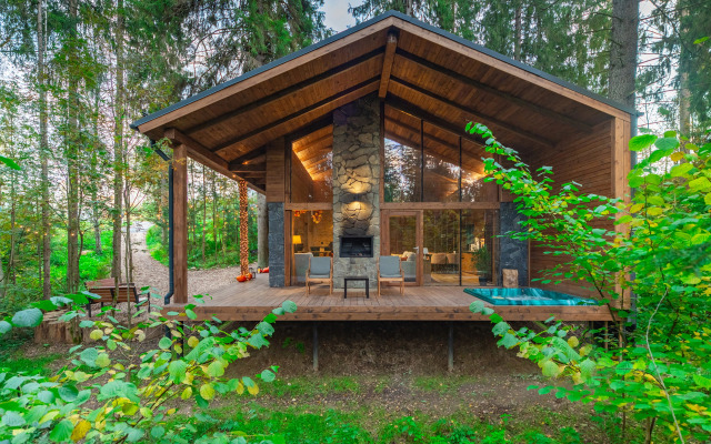 Шале с камином и джакузи в лесу