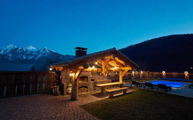 Kedr 750, 6 spalen, 15 gostej s Bassejnom i Banej Chalet