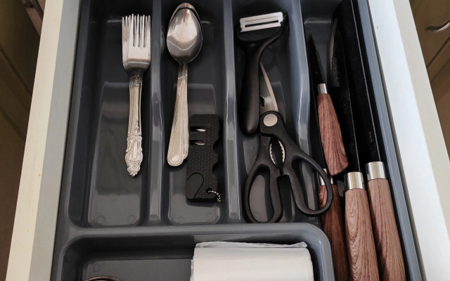 Квартира с диваном на кухне и балконом на Байбакова 2