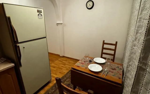 Uyutnaya kvartira s balkonom okolo metro Flat