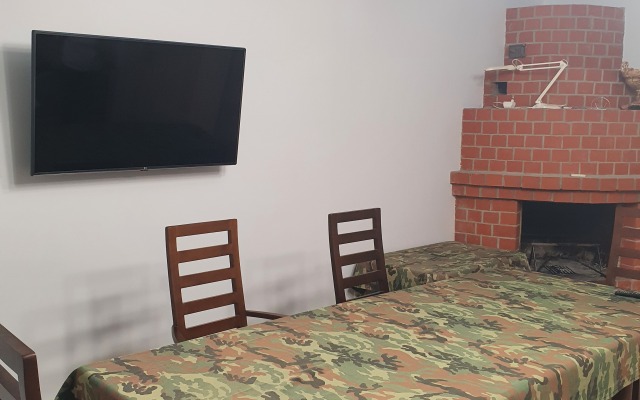 Na Novo-Revolyutsionnoy Guest House