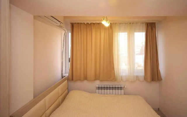 89 Tryohkomnatnaya v Serdtse Erevana Flat