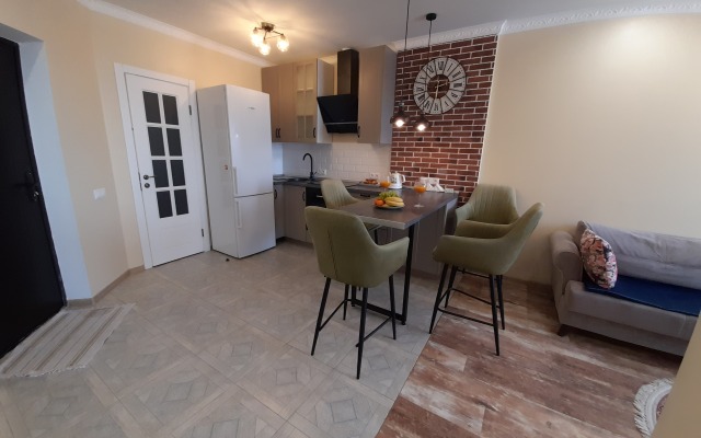 Dizaynerskaya 2-h komnatnaia studiya v elitnom ZHK Apartments
