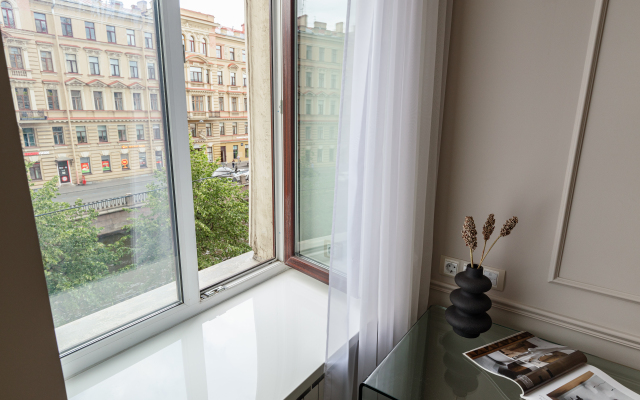 Bird Nest 80 kv.m s Balkonom i Vidom na Naberezhnuyu Kanala Griboedova Apartments