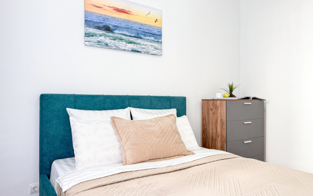 Uyutnaya Solnechnaya Yevrodvushka Vblizi Morya Flat
