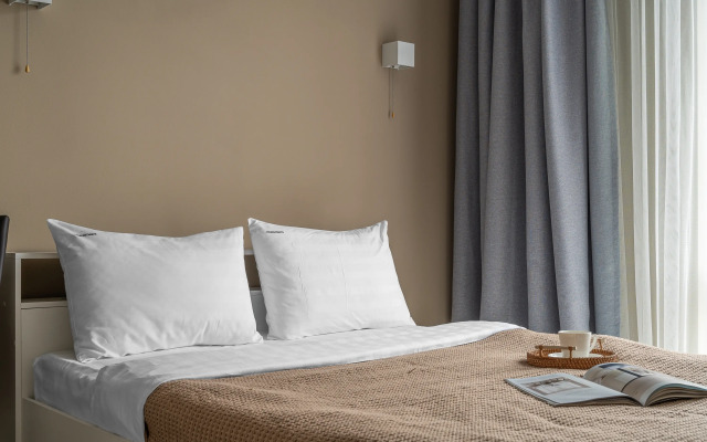 Red Art Light Rosen Apartments