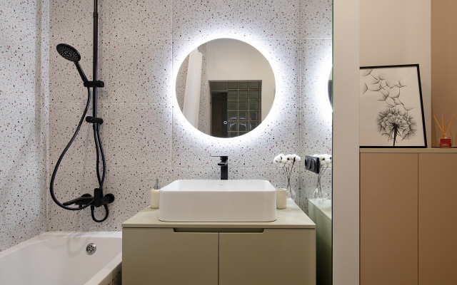 Апартаменты улучшенные в новом доме с качелей