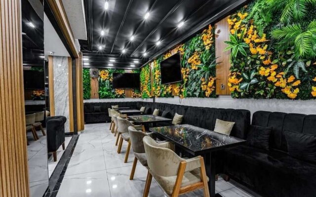 Mays Royal Hotel