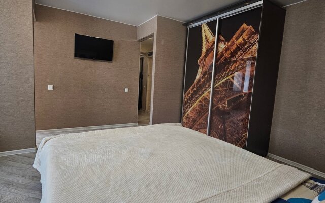 Na Prospekte 50 Let Oktyabrya 15/5 Flat