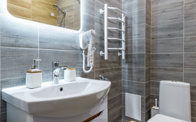 Sovremennaya studiya dlya dvoikh vozle  Ekspo-grad Flat