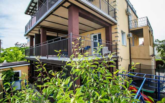 Dikaya Vishnya Guest House