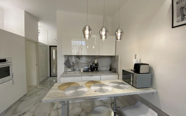 Апартаменты в современном стиле с камином