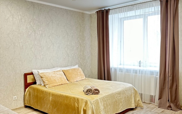Svetlaya kvartira s parkovkoy na Gubkina Flat