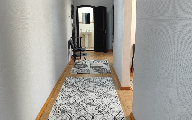 Prostornye Dvukhkomnatnye V Tsentre Bishkeka Apartments