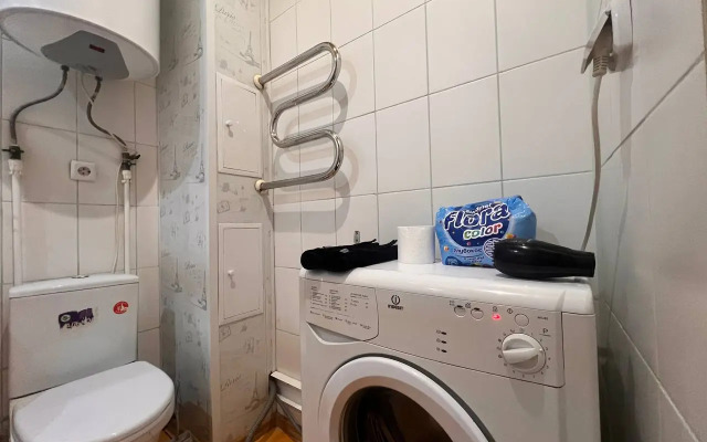 Квартира Светлая, чистая студия Вояж на Геологоразведчиков 44А