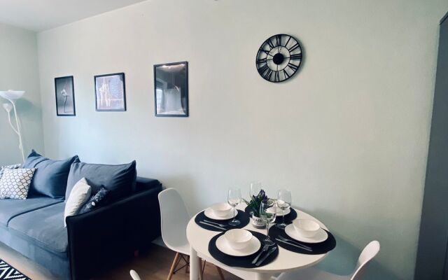 u metro 3h komnatnye Semeynye Apartments