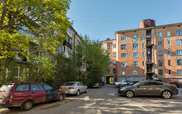 FullHouseApart dvukhkomnatnye apartamenty s balkonom i detskoy krovatkoy Apartments
