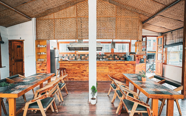 Хостел Young Monk Hostel & Cafe Jibhi