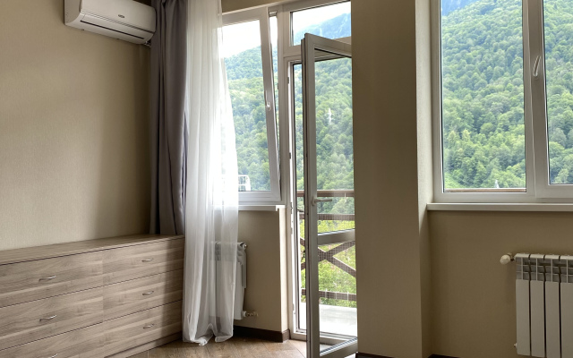 S Balkonom U Podnozhiya Khrebta Aibga Apartments