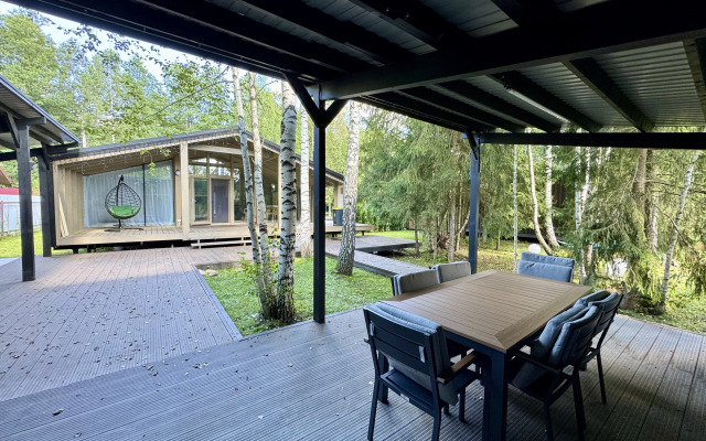 Частный Дом с Верандой в Лесу