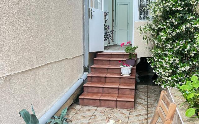 Trekhkomnatniye s Terrasoy i Balkonom Apartments
