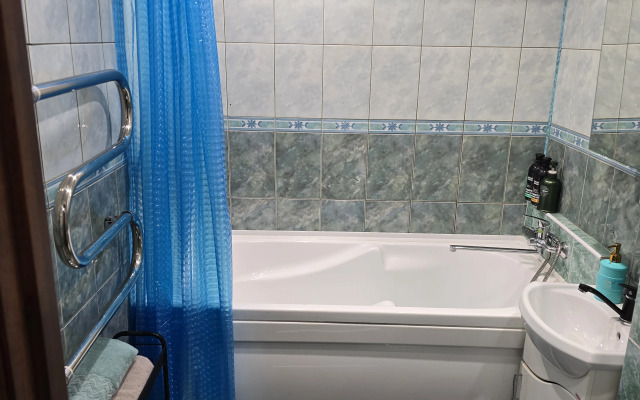 Апартаменты Apartment overlooking the library