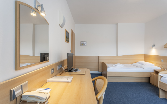 Complex Curie Hotel
