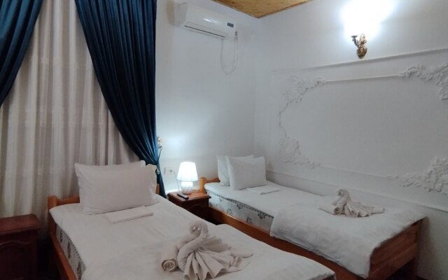 Parvina Hotel