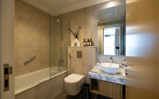 Apartment Keyrock Living: Exclusive Luxury at Aykon Tower