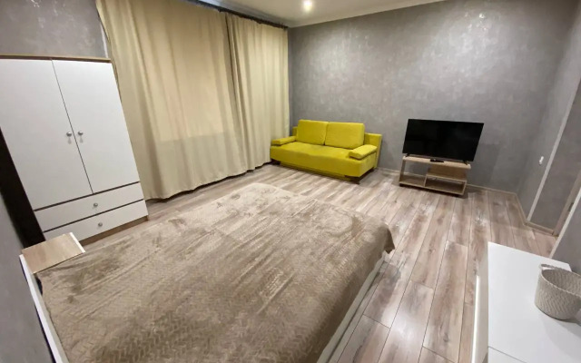 Shikarnaya Dvukhkomnatnaya V Tsentre 6 Spalnykh Flat