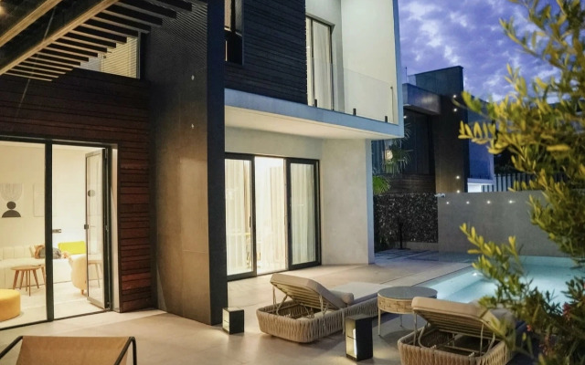 Nebo S Teplym Basseynom Dlya 8 Gostey Villa