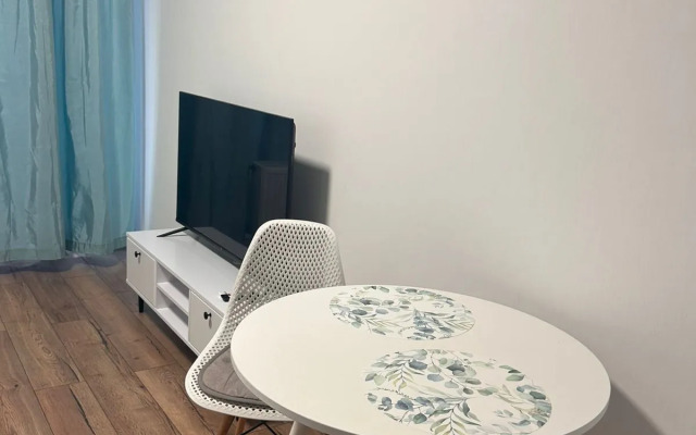 Studiya S Balkonom U Metro Flat