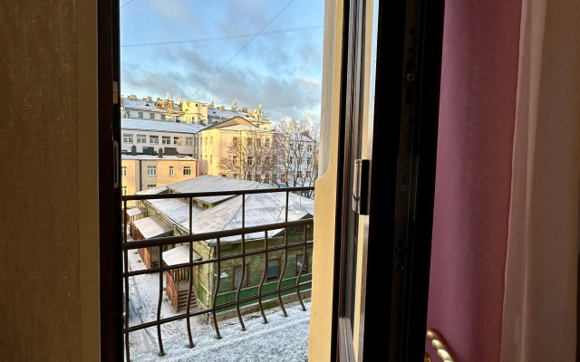 Bolshaya Studiya V Tsentre Flat