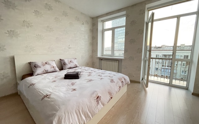 Апартаменты трёхкомнатные в центре города с балконом