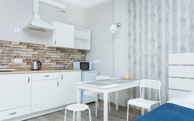 Светлая студия Этажидейли с балконом в Центре