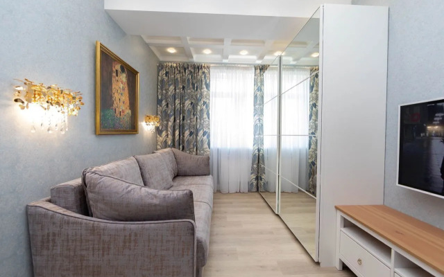 Na Samom Beregu Chyornogo Morya Flat