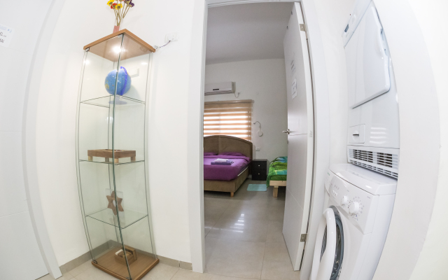 Car4 U Studio Apartments