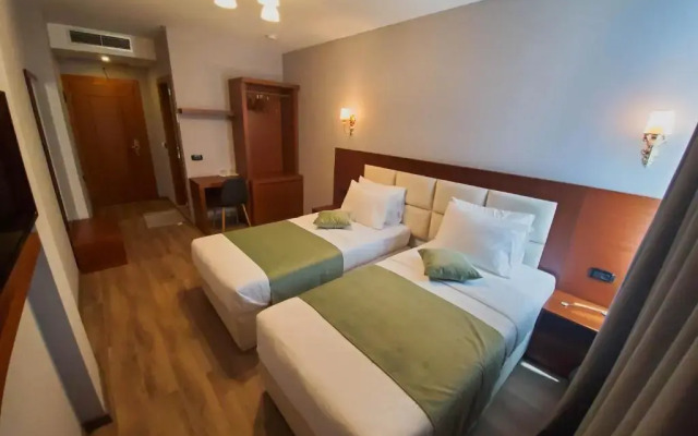 Albanopolis Hotel