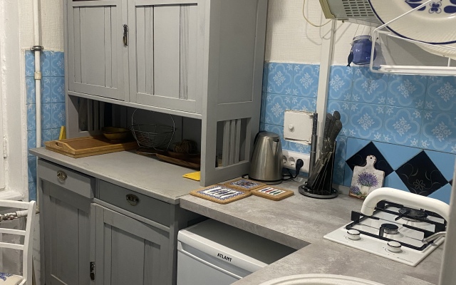Uyutnaya studiya s balkonom okolo metro Apartments