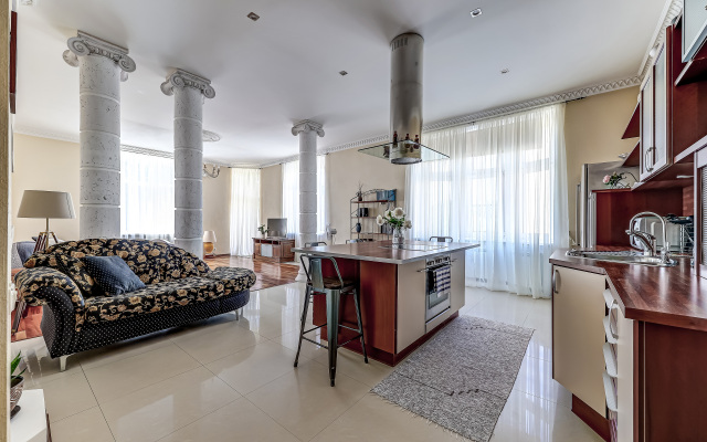 Solnechnaya Studiya S Kruglim Balkonom Apartments