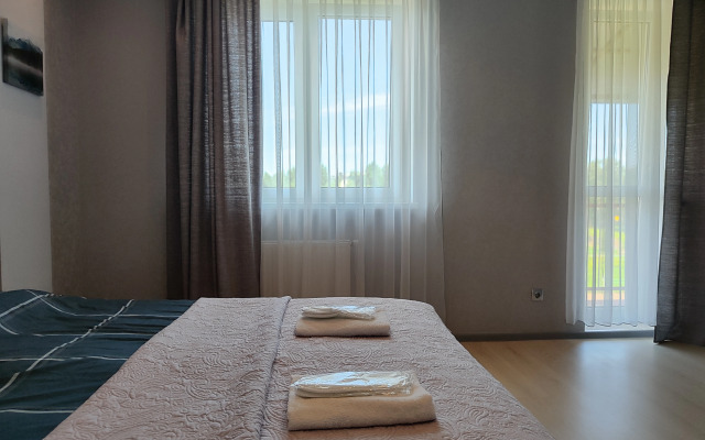 Dvukhurovnevaya U Morya Flat