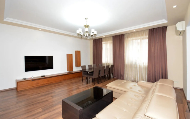 3-K Kvartira v Novostroyke na Ulitse Arama Flat