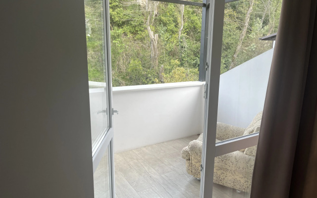 Dvukhmestny Uluchshenny S Balkonom I Vannoy Komnatoy Apartment