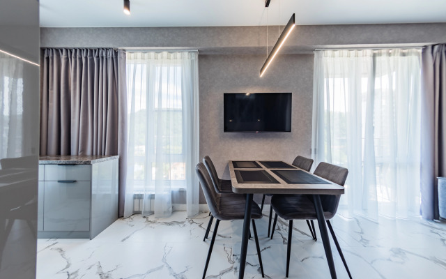 Trekhmestnaya Studiya S Basseynom I Vidom Na Gory Apartments