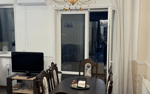 Апартаменты У Финляндского Вокзала и Крейсера Авроры"