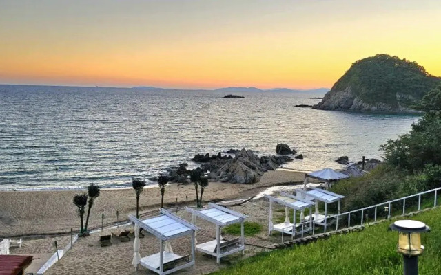 Dom s Basseynom i Plyazhem v sele Andreevka Chalet
