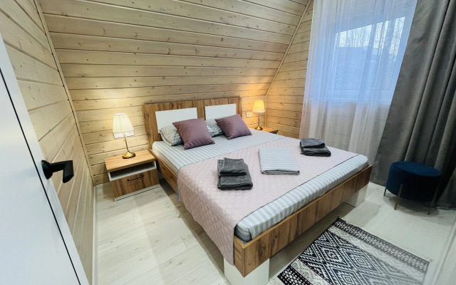LakeSide Coral Chalet
