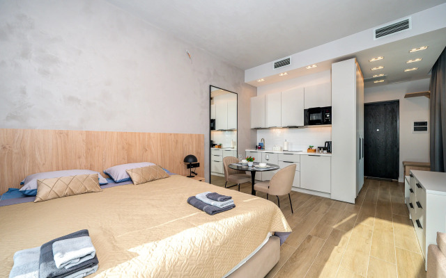 S Bolshimi Oknami Apartments