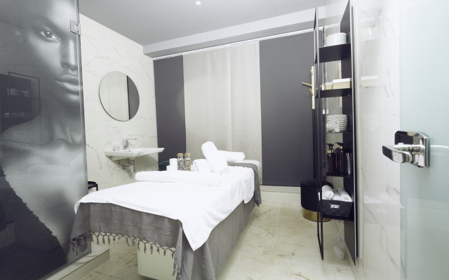 Отель Number One Oxford Street Hotel & Suites